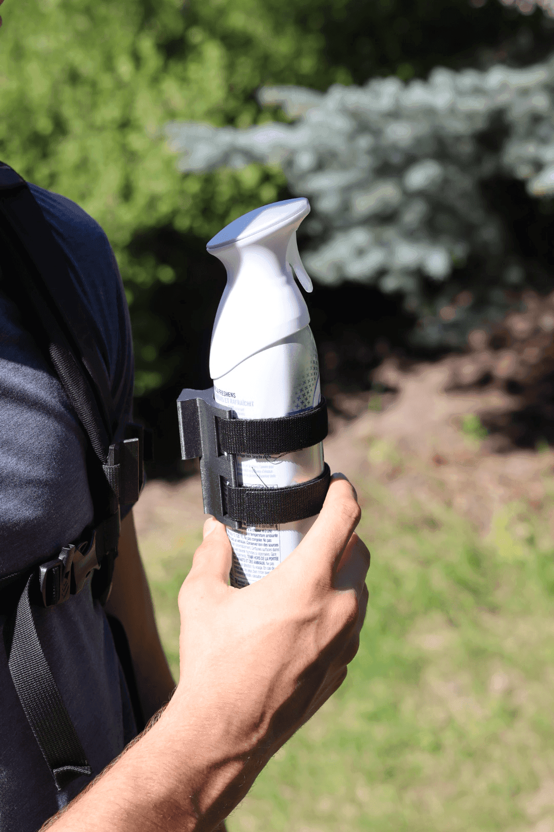 Demonstrating one-motion upward release of canister from dovetail mount